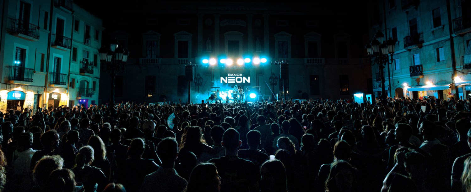 Banda NEON ante el público en un concierto